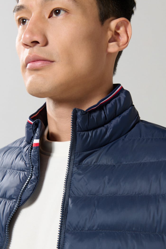 Chaqueta cuello alto unicolor acolchada con cremallera