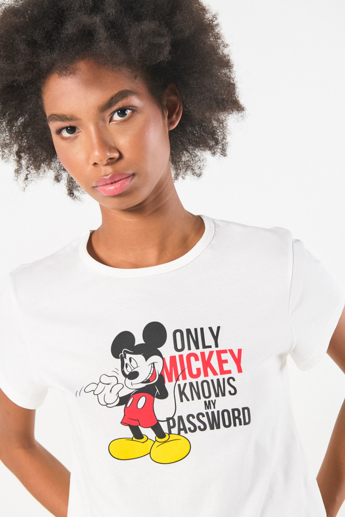 Camiseta crema clara con arte de Mickey y cuello redondo