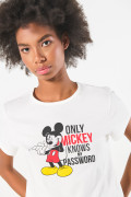 Camiseta crema clara con arte de Mickey y cuello redondo