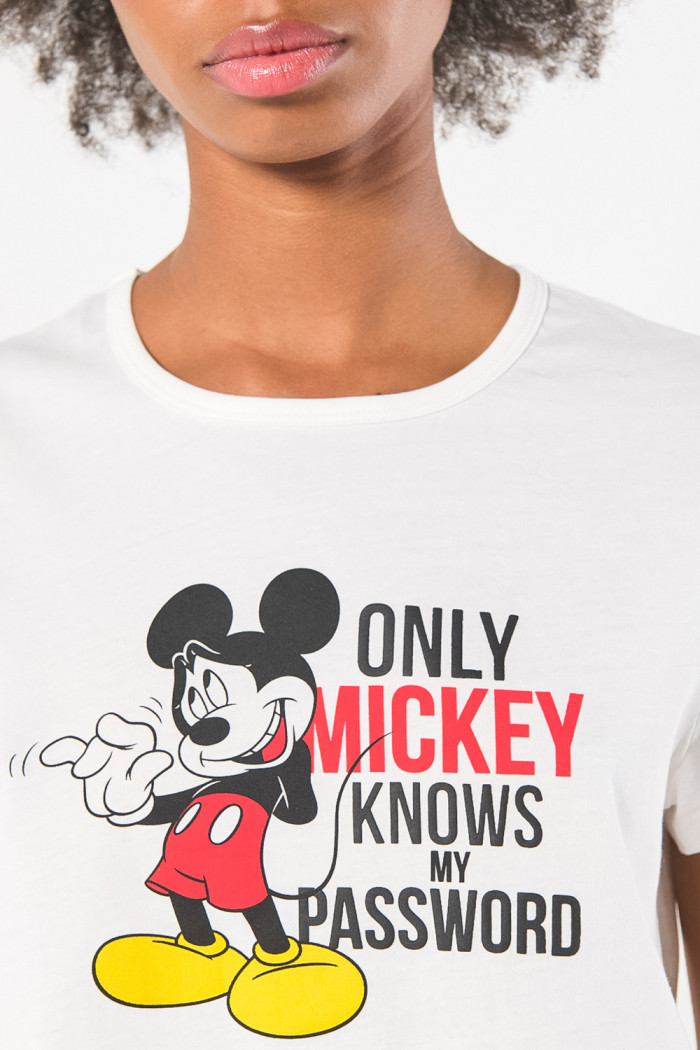 Camiseta crema clara con arte de Mickey y cuello redondo