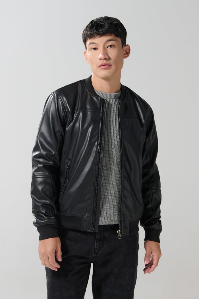 Chaqueta bomber negra con efecto de piel y bolsillos