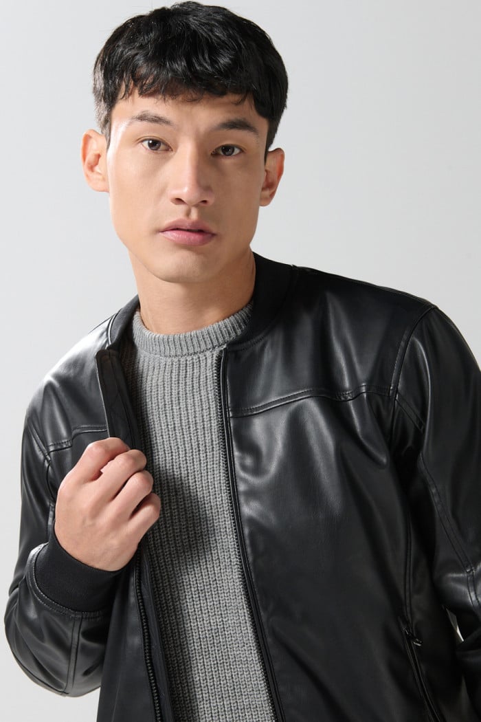 Chaqueta bomber negra con efecto de piel y bolsillos