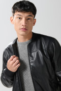 Chaqueta bomber negra con efecto de piel y bolsillos