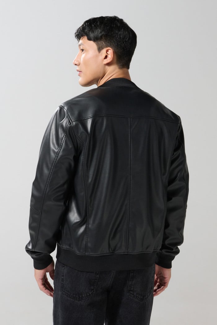 Chaqueta bomber negra con efecto de piel y bolsillos