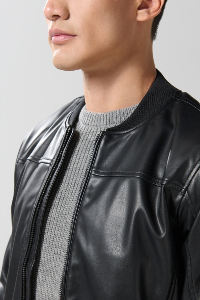 Chaqueta bomber negra con efecto de piel y bolsillos