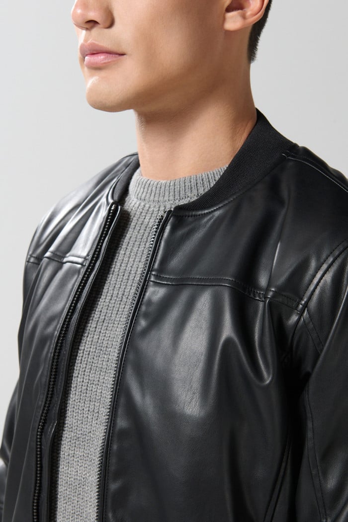 Chaqueta bomber negra con efecto de piel y bolsillos