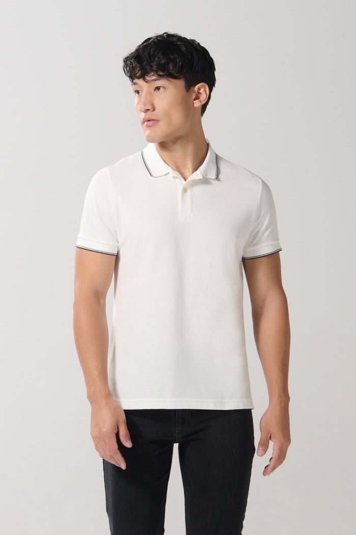 Camiseta polo unicolor con manga corta y aberturas