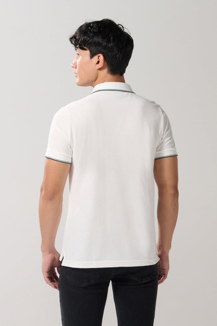 Camiseta polo unicolor con manga corta y aberturas