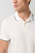Camiseta polo unicolor con manga corta y aberturas