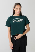 Camiseta unicolor crop top con estampado college en frente