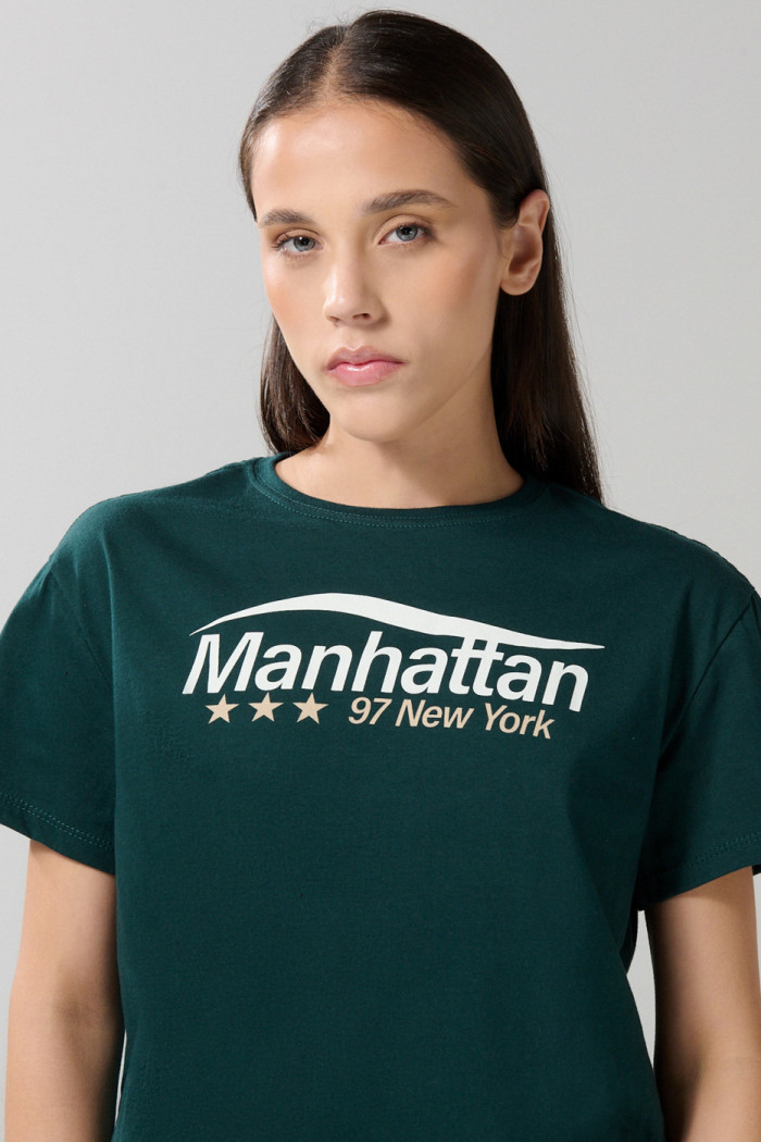 Camiseta unicolor crop top con estampado college en frente