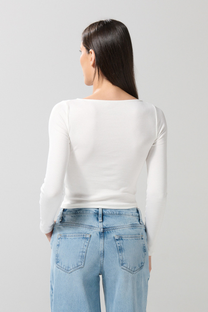 Camiseta unicolor ajustada con cuello bandeja y manga larga