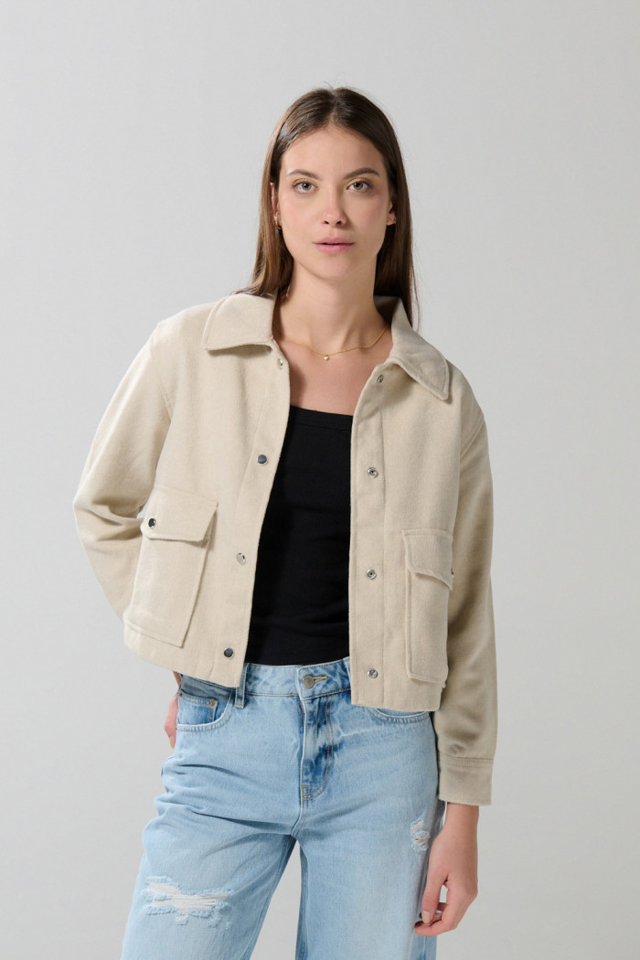 Chaqueta cuello trucker unicolor con bolsillos de parche