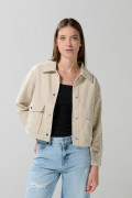 Chaqueta cuello trucker unicolor con bolsillos de parche