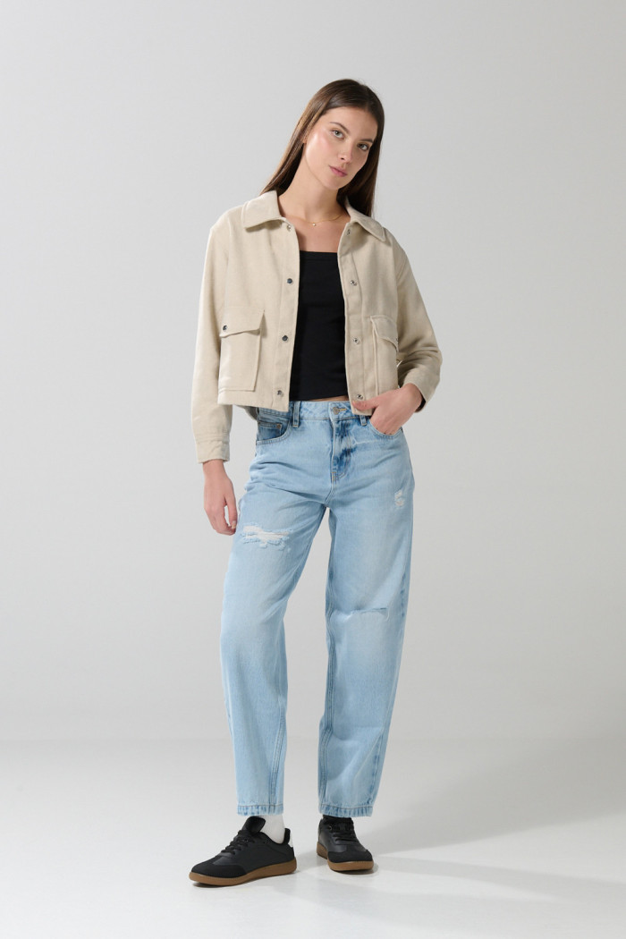 Chaqueta cuello trucker unicolor con bolsillos de parche