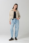 Chaqueta cuello trucker unicolor con bolsillos de parche