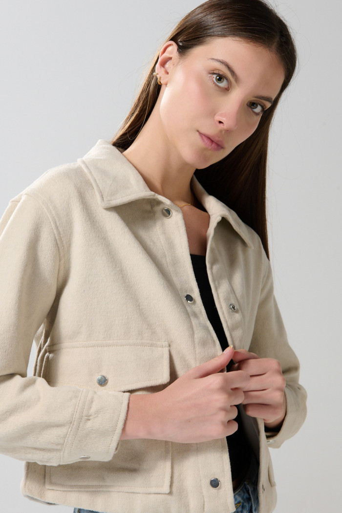 Chaqueta cuello trucker unicolor con bolsillos de parche