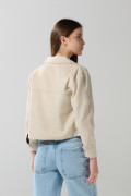 Chaqueta cuello trucker unicolor con bolsillos de parche