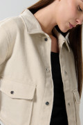 Chaqueta cuello trucker unicolor con bolsillos de parche