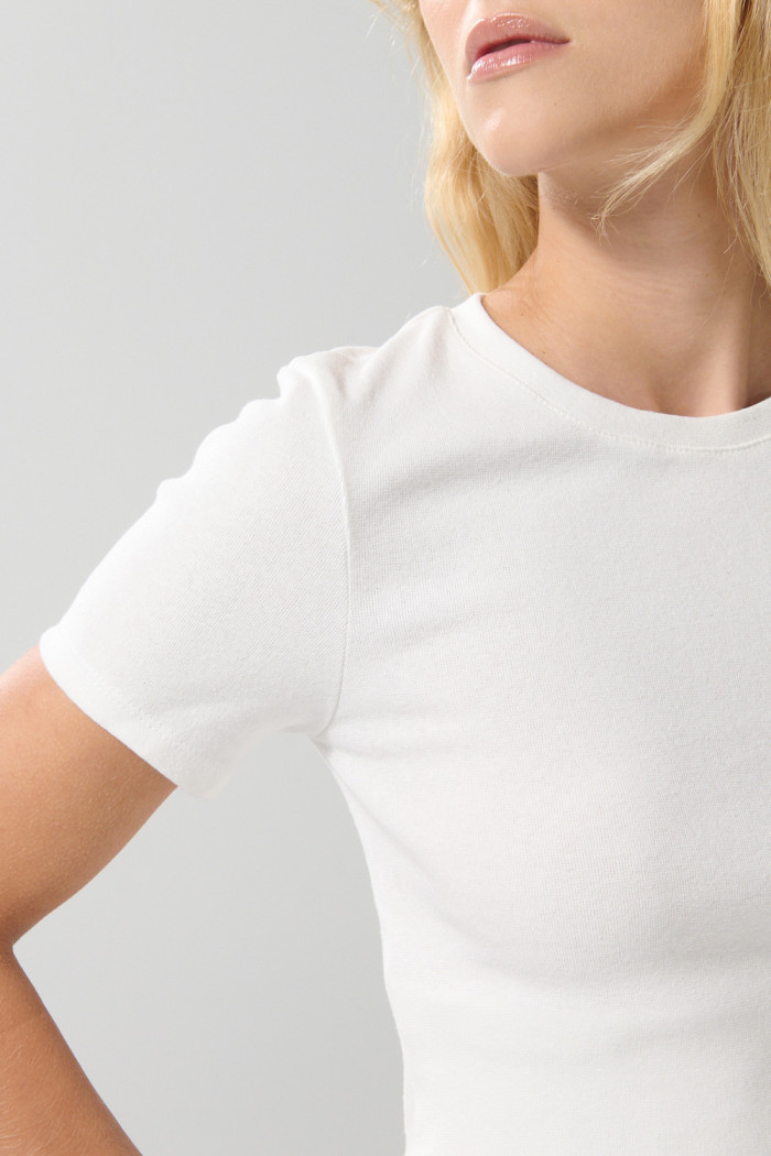Camiseta manga corta unicolor en rib, silueta ajustada.