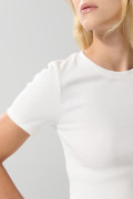 Camiseta manga corta unicolor en rib, silueta ajustada.