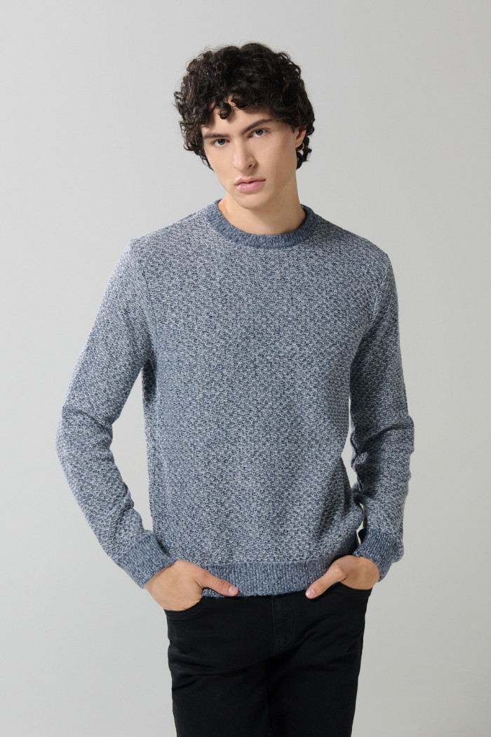 Suéter azul claro cuello redondo con diseños en contraste