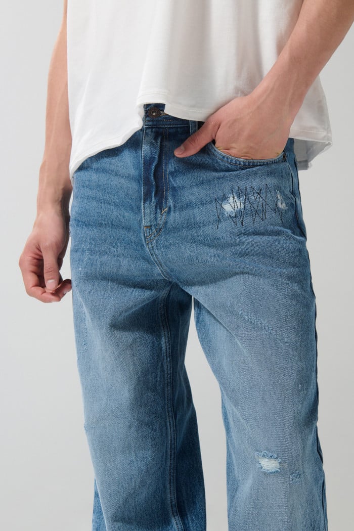 Jean azul claro 90´S con tiro medio, rotos y bota ancha