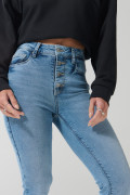 Jean jegging tiro súper alto azul claro con botones visibles