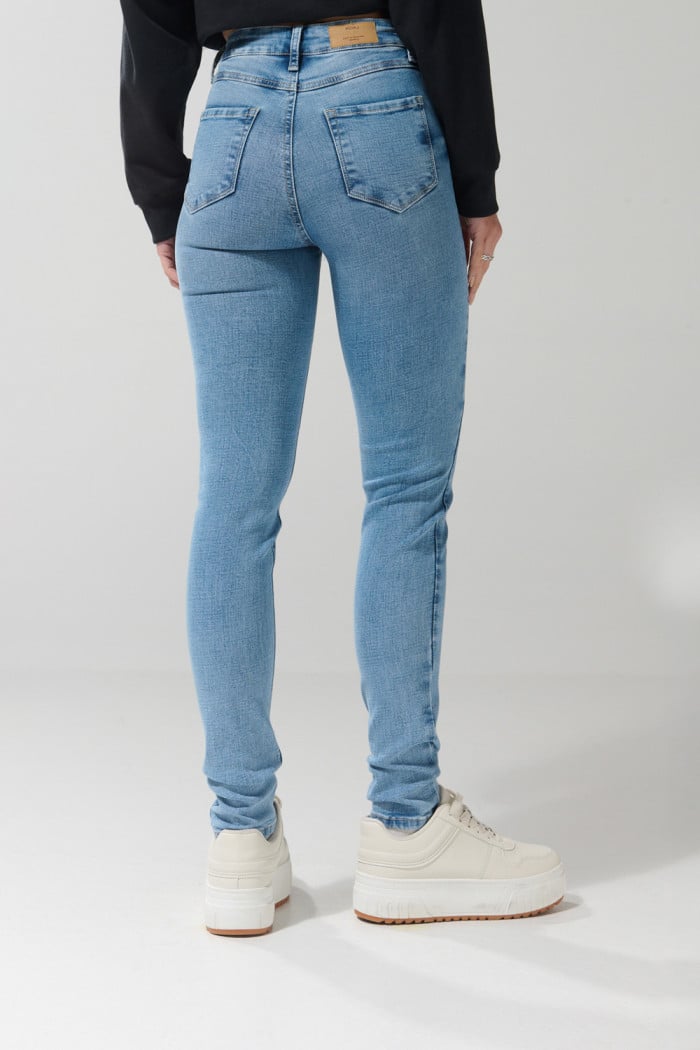 Jean jegging tiro súper alto azul claro con botones visibles