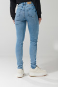 Jean jegging tiro súper alto azul claro con botones visibles