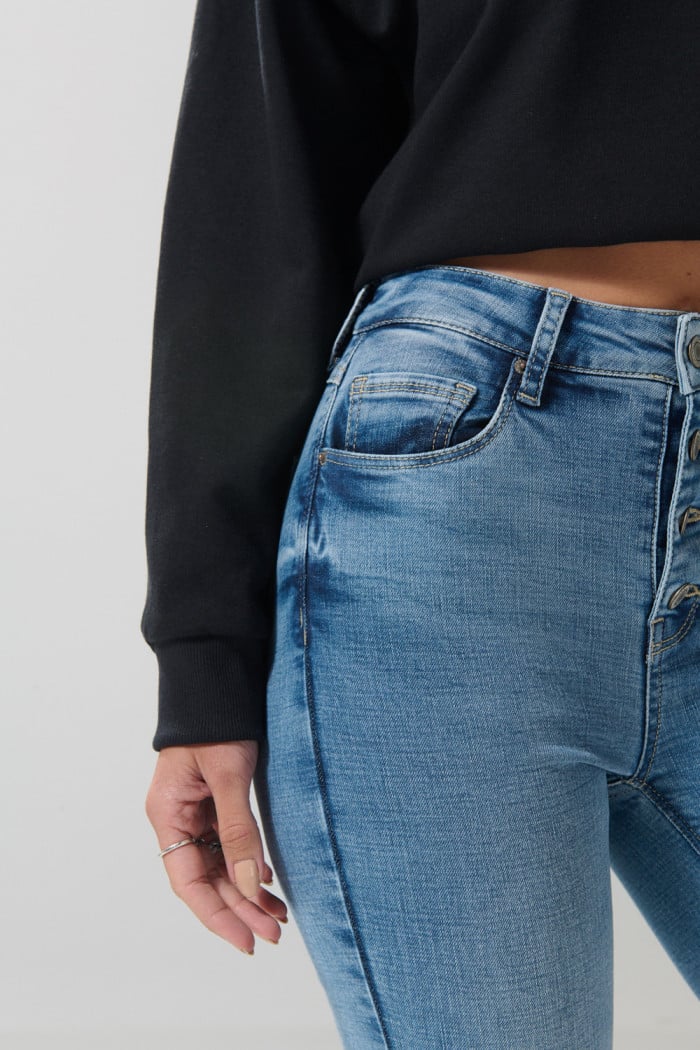 Jean jegging tiro súper alto azul claro con botones visibles