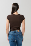 Camiseta unicolor ajustada manga corta en tela acanalada