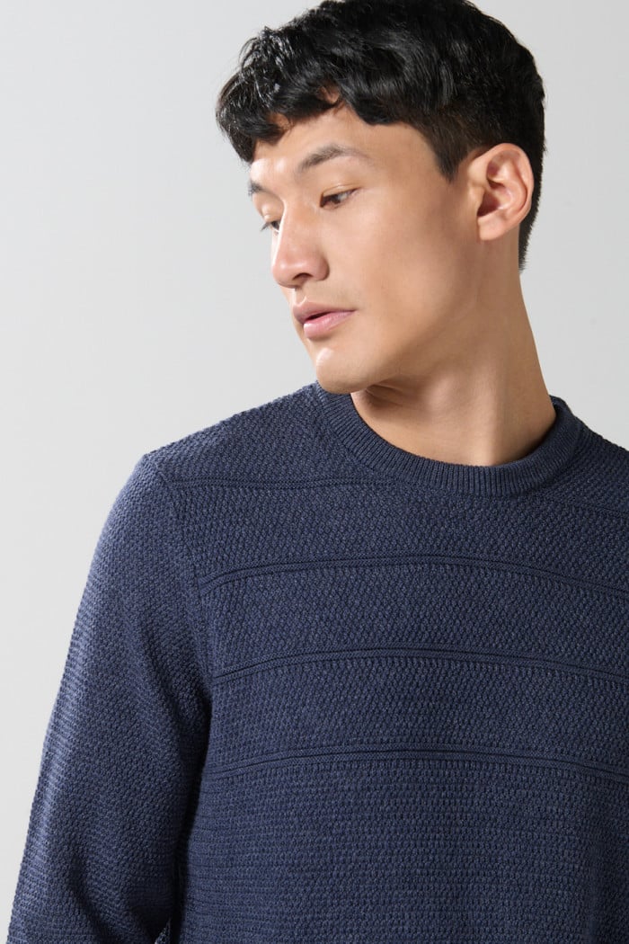 Suéter tejido azul intenso cuello redondo con texturas