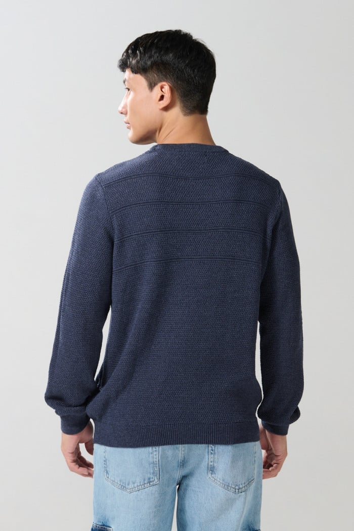 Suéter tejido azul intenso cuello redondo con texturas