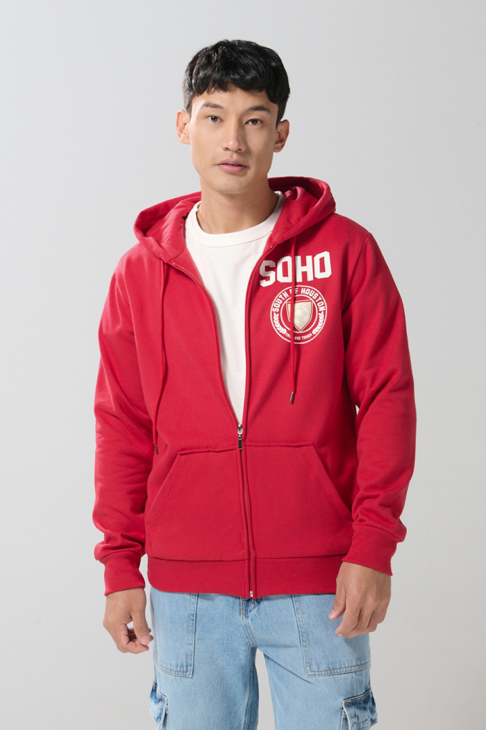 Buzo rojo con cremallera, capota y estampado college