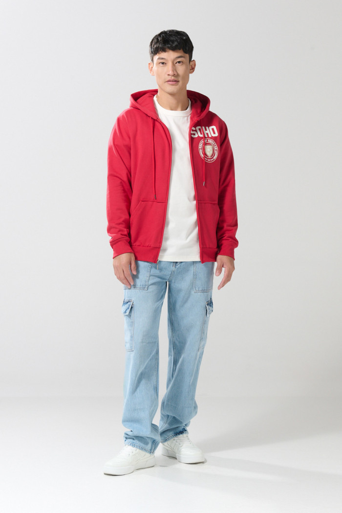 Buzo rojo con cremallera, capota y estampado college