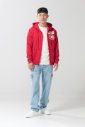 Buzo rojo con cremallera, capota y estampado college