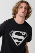 Camiseta de Superman negra con cuello redondo