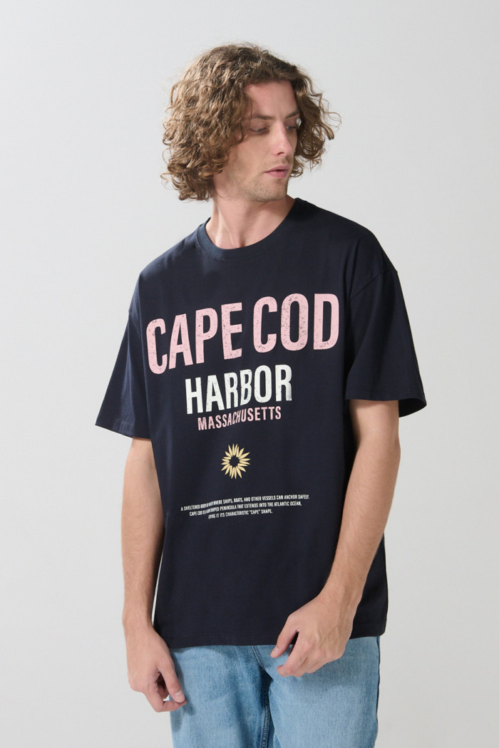 Camiseta oversize azul con texto college y cuello redondo