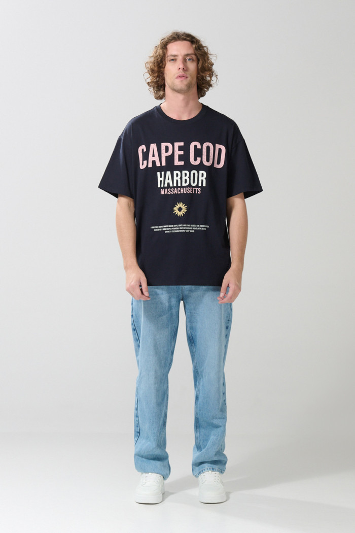 Camiseta oversize azul con texto college y cuello redondo