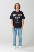 Camiseta oversize azul con texto college y cuello redondo