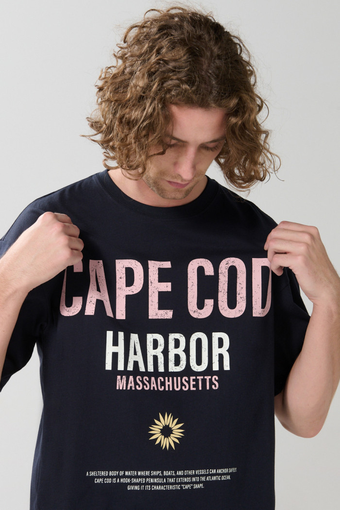 Camiseta oversize azul con texto college y cuello redondo
