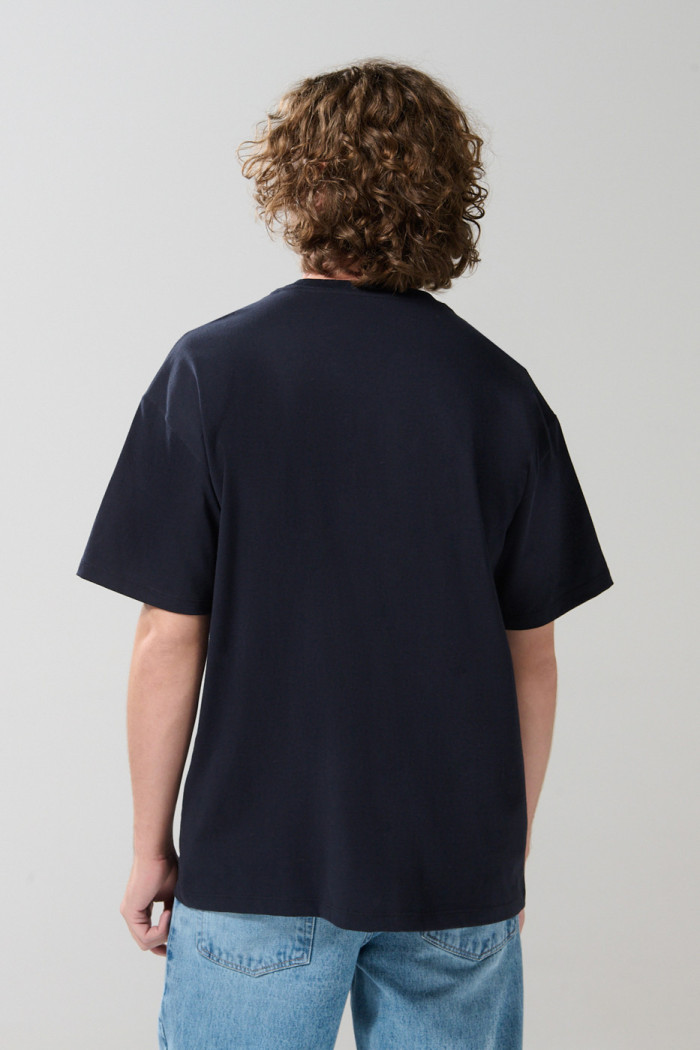 Camiseta oversize azul con texto college y cuello redondo