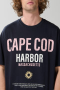 Camiseta oversize azul con texto college y cuello redondo