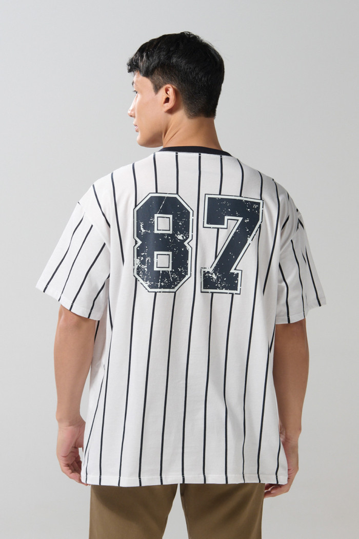 Camiseta oversize crema a rayas college con cuello V