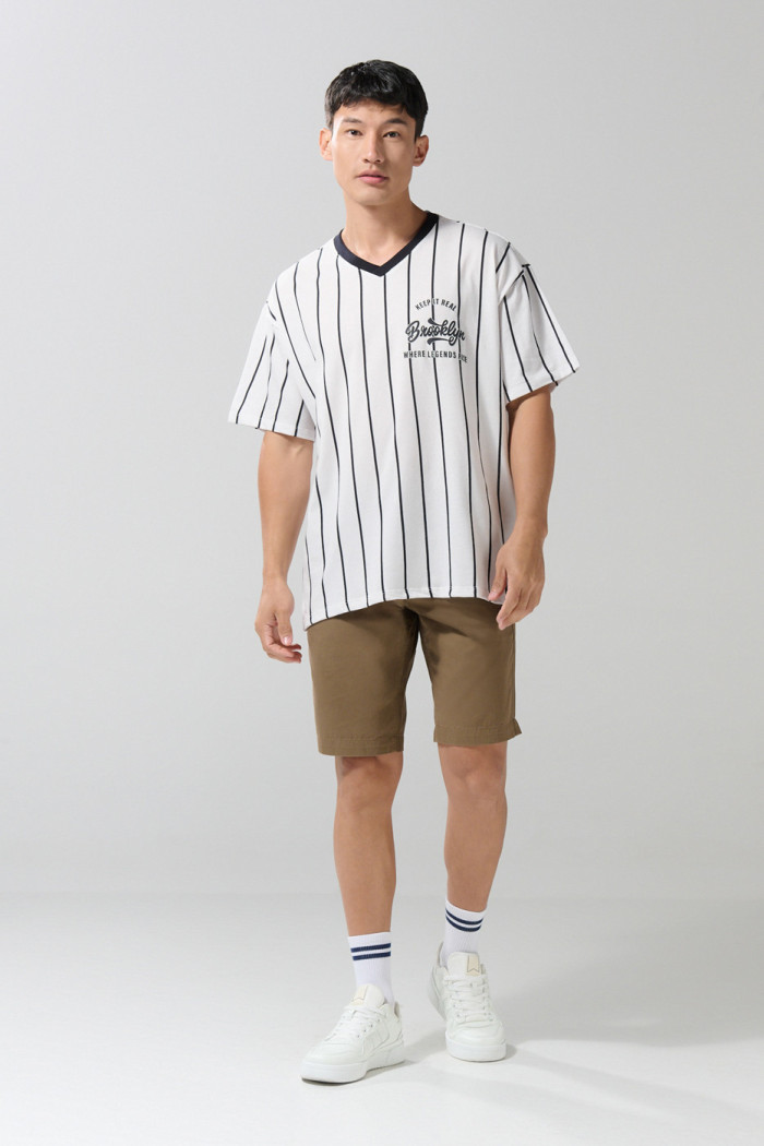 Camiseta oversize crema a rayas college con cuello V