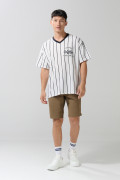 Camiseta oversize crema a rayas college con cuello V