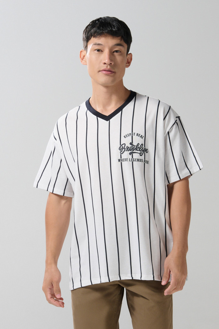 Camiseta oversize crema a rayas college con cuello V