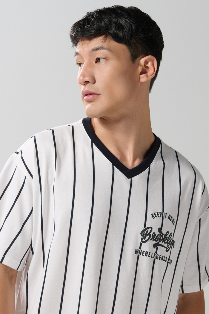Camiseta oversize crema a rayas college con cuello V