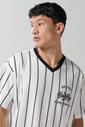 Camiseta oversize crema a rayas college con cuello V
